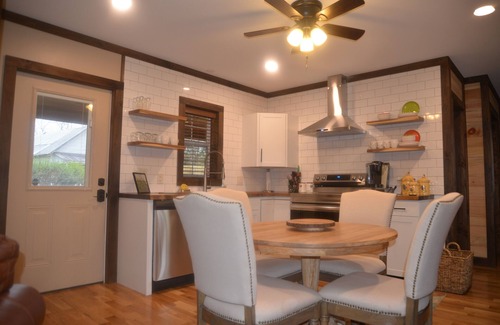Victor Casa | Cottage New River National Park 3 Minutes to the Bridge. Renovated & Hot Tub.