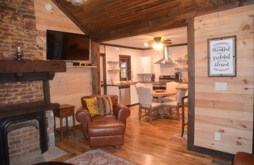 Victor Casa | Cottage New River National Park 3 Minutes to the Bridge. Renovated & Hot Tub.