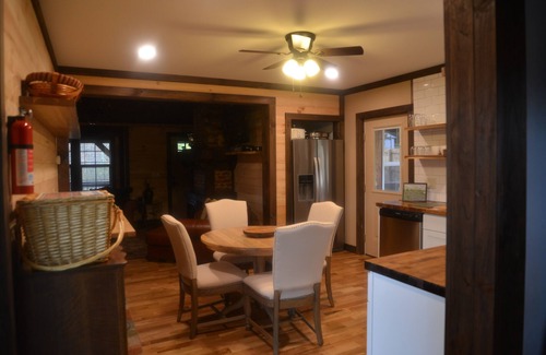 Victor Casa | Cottage New River National Park 3 Minutes to the Bridge. Renovated & Hot Tub.