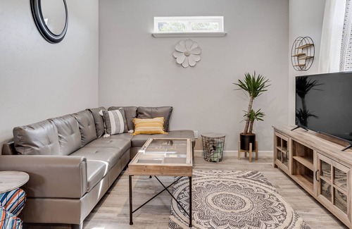 Eureka Cabaña | Cottage Oasis with Beautiful Private Yard - Pet Friendly!