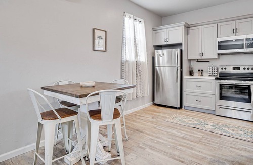 Eureka Cabaña | Cottage Oasis with Beautiful Private Yard - Pet Friendly!