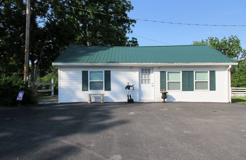 Lexington Cabaña | Cottage on a thoroughbred farm, close to the Horse Park, Downtown, or Keeneland