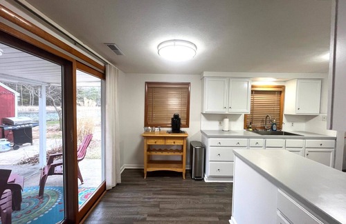 Newaygo Cabaña | Cottage on Croton with a hot tub!