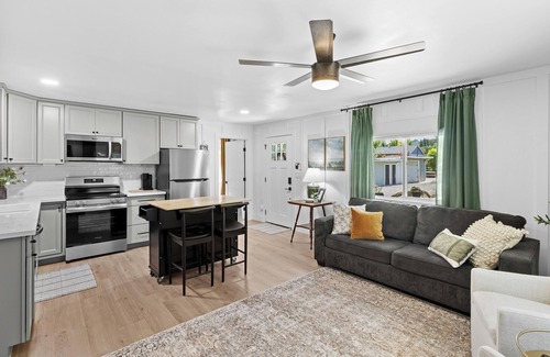 Loomis Cabaña | Cottage on King: Stylish and comfortable in the country!