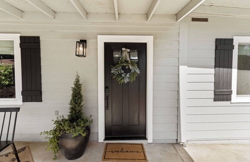 Loomis Cabaña | Cottage on King: Stylish and comfortable in the country!