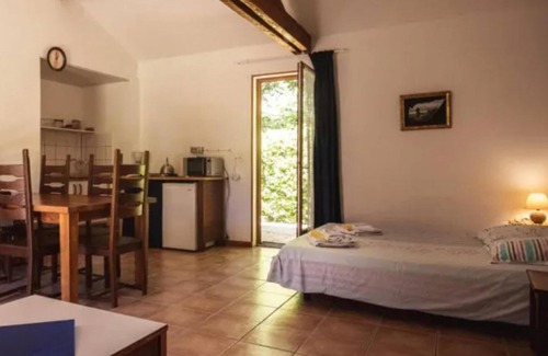 Vezac Casa | Pretty gite on a small domain with swimming pool
