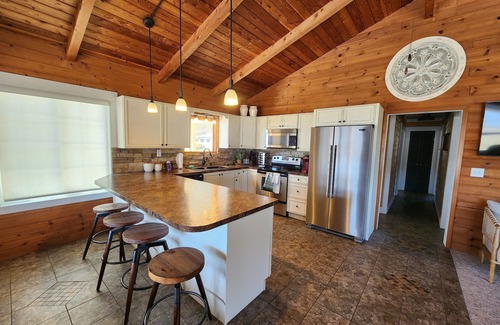Shelby Cabaña | Cottage on Stony Lake with Hot tub!