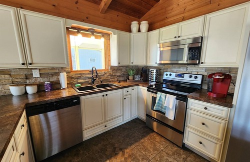 Shelby Cabaña | Cottage on Stony Lake with Hot tub!