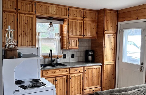 Black River Falls Cabaña | Cottage on the river