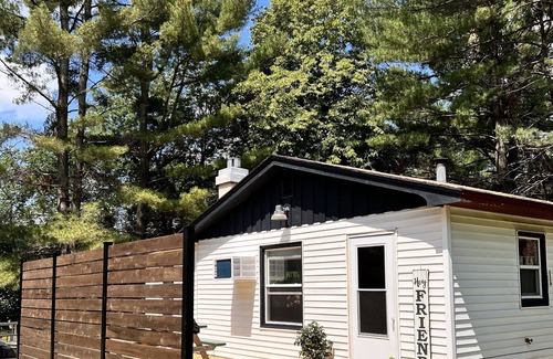 Black River Falls Cabaña | Cottage on the river