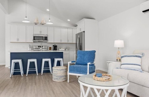 Winterport Cabaña | New & Trendy - Grand Water View, A/C, Dogs OK, Private, Yard Games, Fire Pit