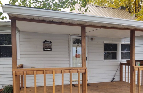 Johnson City Cabaña | Cottage on the Lake