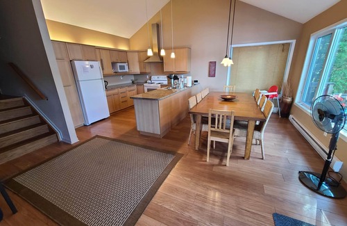 North Kawartha Cabaña | Cottage on the lake! Beautiful 4 bedroom + 3 bath!