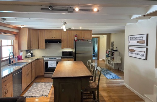 Woodstock Cabaña | Cottage on the Lake! Cozy, Lakefront, 4BR house near Atlanta @ Allatoona Lake