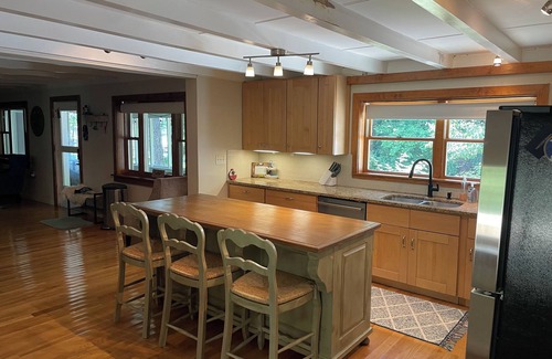 Woodstock Cabaña | Cottage on the Lake! Cozy, Lakefront, 4BR house near Atlanta @ Allatoona Lake