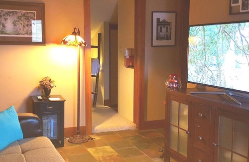 Le Claire Casa | Cottage on the Mississippi Venue and dog friendly