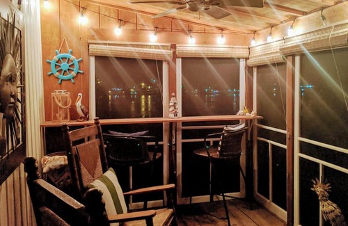 Le Claire Casa | Cottage on the Mississippi Venue and dog friendly