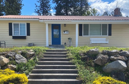 Post Falls Casa | Cottage On The Rocks is a spacious, family friendly home near the Spokane River