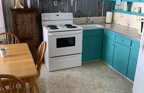 Stone Mills Cabaña | Cottage on Varty Lake - 25min from Kingston !