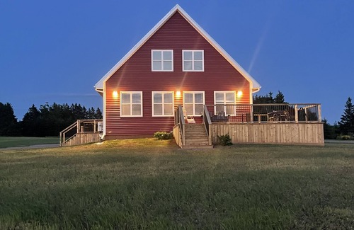 Anne's Land Cabaña | Cottage overlooking the Trout River - centrally located and close to Cavendish