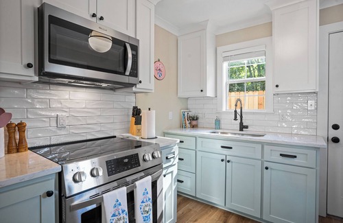 Laurel Cabaña | Cottage Row: Daphne