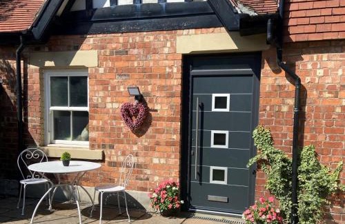 Lytham St. Anne's Casa | Cottage - Sleeps4 - PetFriendly - Garden - ByBeach