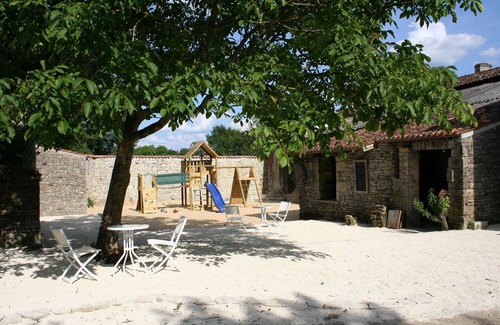 Asnieres-la-Giraud Cabaña | Cottage (sleeps 6) at Domaine de Chantageasse, a 17th century estate with pool