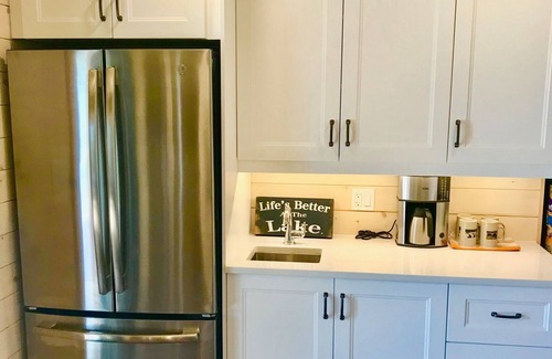 Trent Lakes Cabaña | Cottage & Sleeping Bunkies on Stunning Salmon Lake