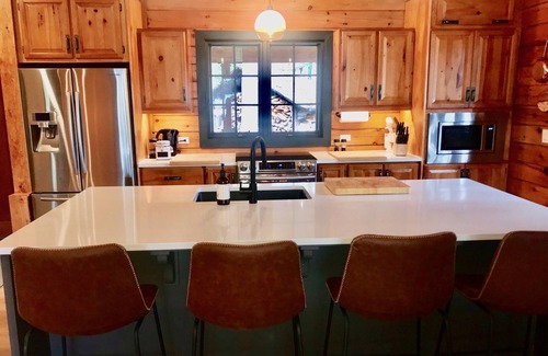 Trent Lakes Cabaña | Cottage & Sleeping Bunkies on Stunning Salmon Lake