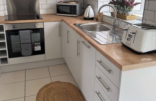Middlewich Cabaña | Cottage - Sleeps 4 - Pet Ok - Patio - Parking