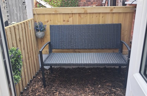 Middlewich Cabaña | Cottage - Sleeps 4 - Pet Ok - Patio - Parking