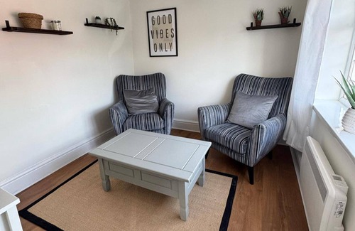 Middlewich Cabaña | Cottage - Sleeps 4 - Pet Ok - Patio - Parking