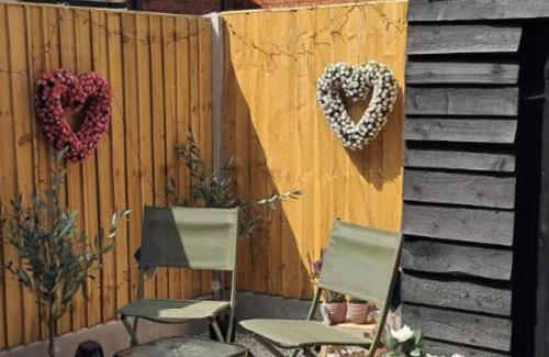 Middlewich Casa | Cottage - Sleeps 4 - Pets Ok - Garden - Parking