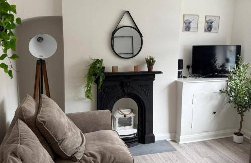 Middlewich Casa | Cottage - Sleeps 4 - Pets Ok - Garden - Parking