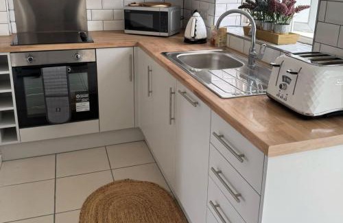 Middlewich Casa | Cottage - Sleeps 4 - Pets Ok - Patio - Parking