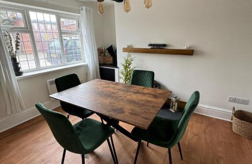 Middlewich Casa | Cottage - Sleeps 4 - Pets Ok - Patio - Parking