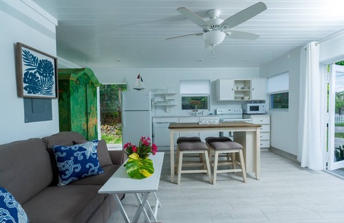 Spanish Wells Casa | Cottage steps from Private Beach! Lovely Ocean Views