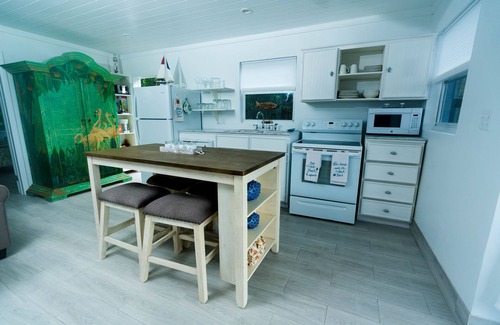 Spanish Wells Casa | Cottage steps from Private Beach! Lovely Ocean Views