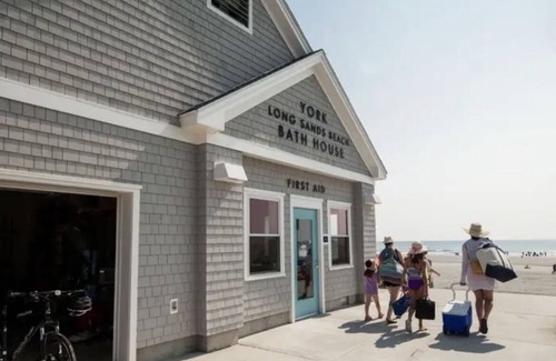 York Beach Cabaña | Cottage steps from Long Sands