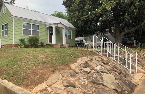 Fort Payne Apartamento | Cottage Suite - Queen Bed & 1 Bath