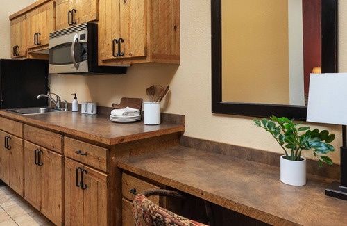 Rothschild Casa | Cottage Suite With Full Kitchen, Access to Pool, Hot Tub, and Gym