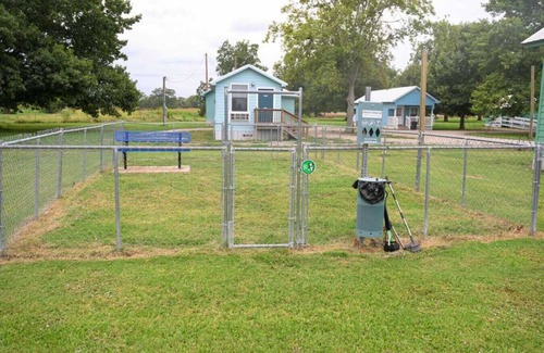 Lake Village Cabina | Cottage tucked in back of orchard with full kitchen and lake access!