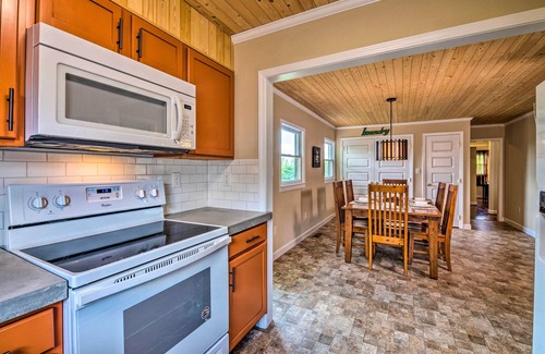 Byrdstown Cabaña | Cottage w/ Deck & BBQ: 2 Mi to Dale Hollow Lake!