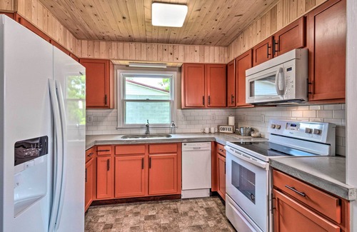 Byrdstown Cabaña | Cottage w/ Deck & BBQ: 2 Mi to Dale Hollow Lake!