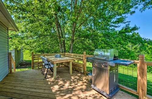 Byrdstown Cabaña | Cottage w/ Deck & BBQ: 2 Mi to Dale Hollow Lake!