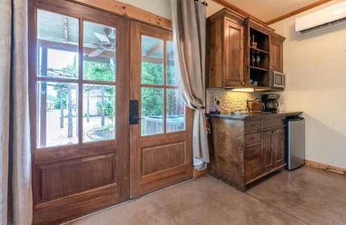 Fredericksburg Apartamento | Cottage w/hot tub 3 blocks from downtown