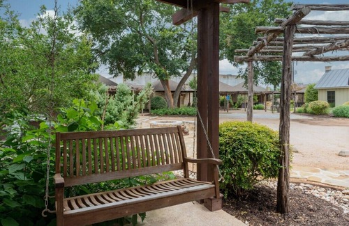 Fredericksburg Apartamento | Cottage w/hot tub 3 blocks from downtown