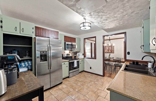 Kabletown Cabaña | Cottage w/ Hot Tub and 100-Mile Valley Views!