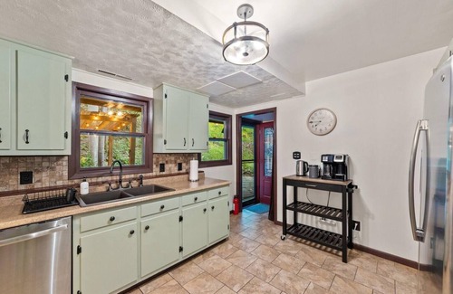 Kabletown Cabaña | Cottage w/ Hot Tub and 100-Mile Valley Views!