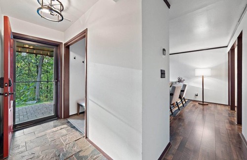 Kabletown Cabaña | Cottage w/ Hot Tub and 100-Mile Valley Views!